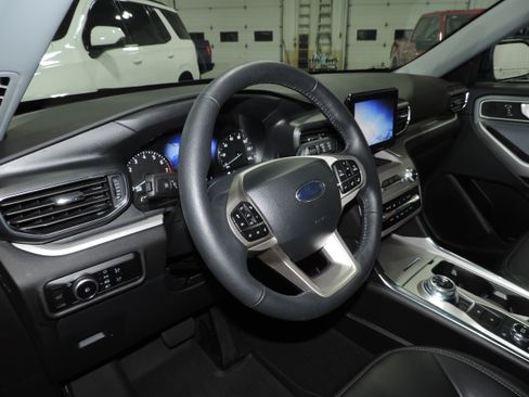 Used 2023 Ford Explorer XLT image 34