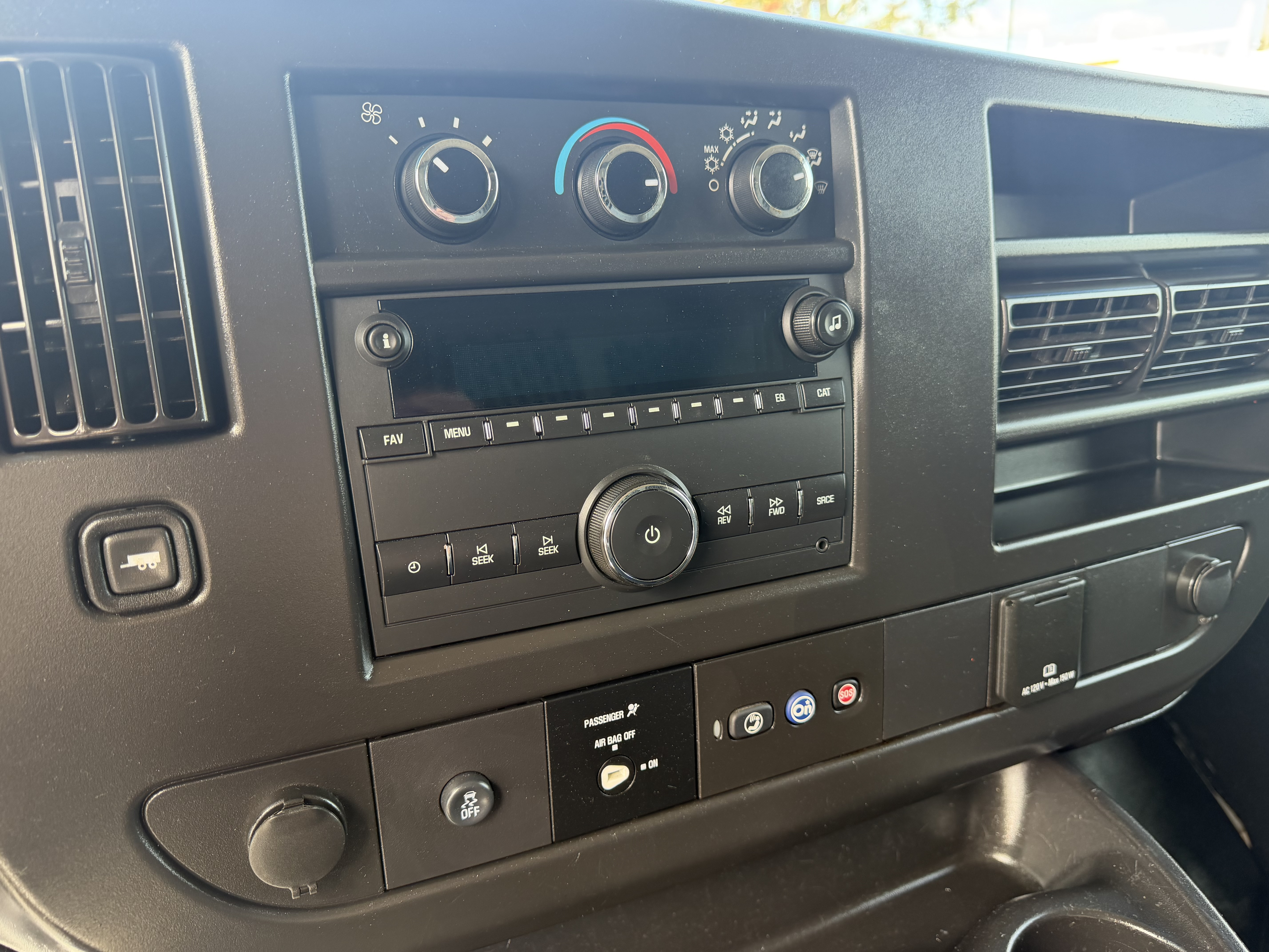 Used 2020 Chevrolet Express 2500 UNAVAIL RWD image 17