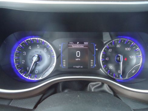 Used 2018 Chrysler Pacifica Touring-L FWD image 17