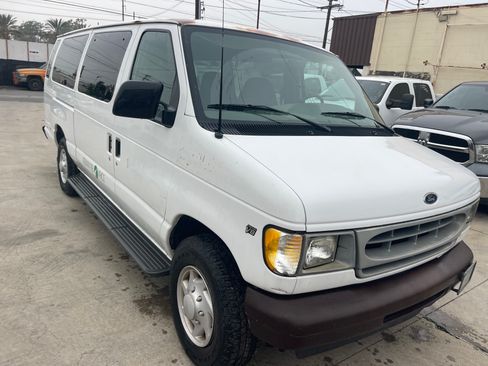 Used 2001 Ford E-350 and Econoline 350 Club Wagon image 2