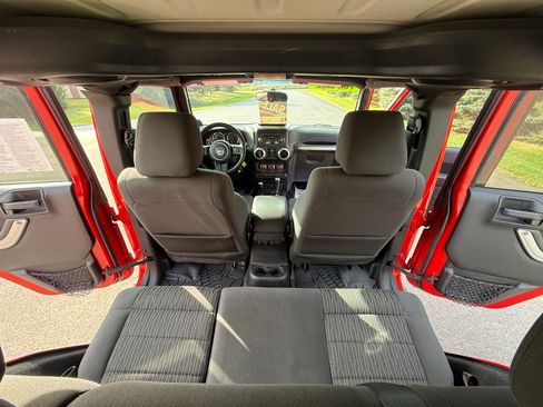 Used 2012 Jeep Wrangler Unlimited Sahara image 10