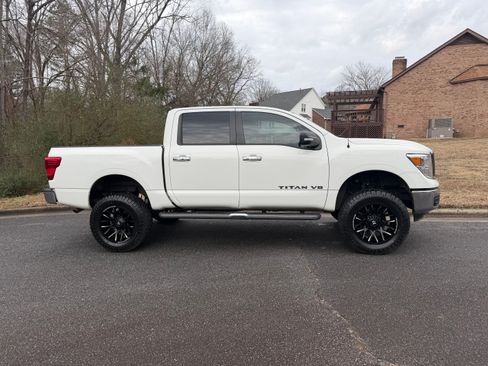 Used 2018 Nissan Titan SV image 13