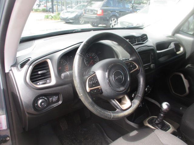 Used 2016 Jeep Renegade Latitude FWD image 11