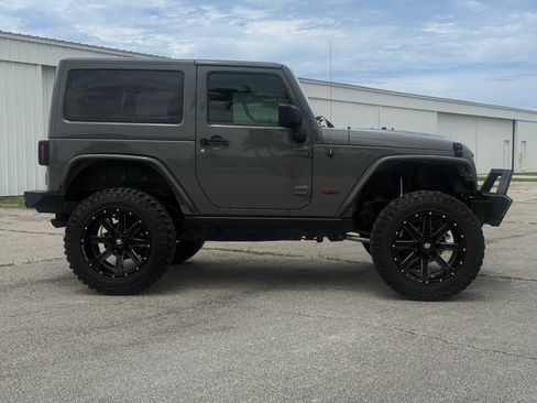 Used 2016 Jeep Wrangler 75th Anniversary AWD/4WD image 10