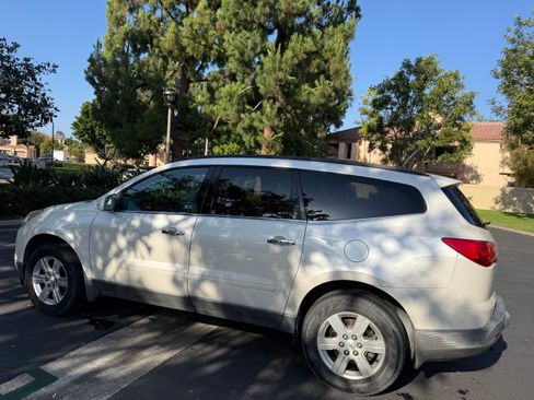 Used 2012 Chevrolet Traverse FWD LT w/ 2LT image 3