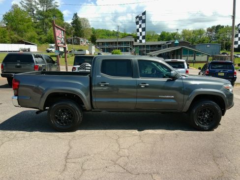 Used 2019 Toyota Tacoma 4x4 Double Cab SR5 image 5