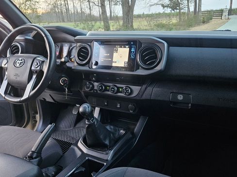 Used 2017 Toyota Tacoma image 15