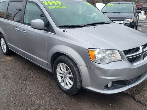 Used 2018 Dodge Grand Caravan SXT image 2