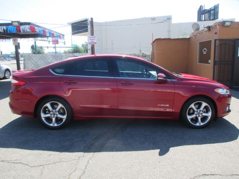 Used 2014 Ford Fusion SE Hybrid FWD image 2