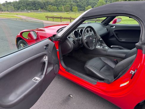 Used 2007 Pontiac Solstice image 2