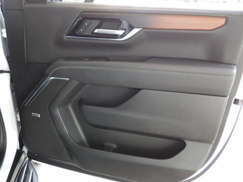 Used 2025 GMC Yukon XL Denali image 31