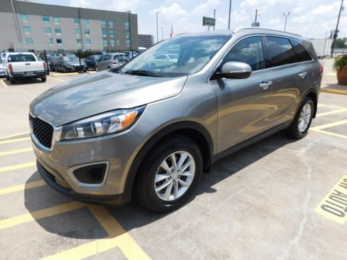 Used 2018 Kia Sorento FWD image 3