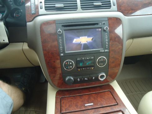 Used 2013 Chevrolet Suburban 4WD LTZ image 5