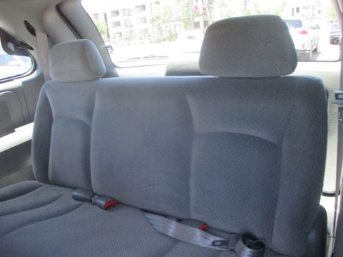 Used 2005 Chrysler Town & Country Limited FWD image 8