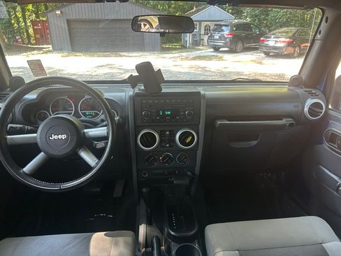 Used 2010 Jeep Wrangler 4WD Unlimited Sahara image 14