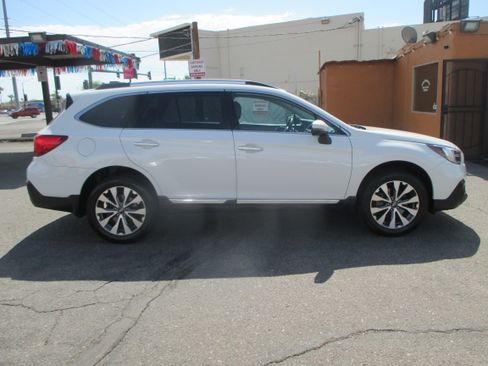 Used 2018 Subaru Outback 2.5i Touring AWD/4WD image 2