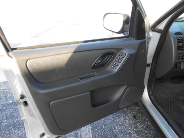 Used 2005 Ford Escape 2WD XLS image 10
