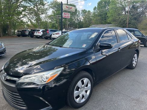 Used 2015 Toyota Camry LE image 1