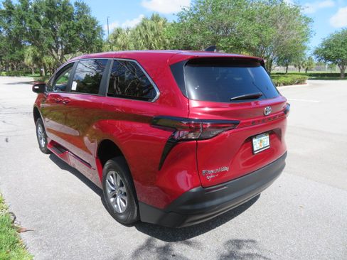 Used 2026 Toyota Sienna LE FWD image 15