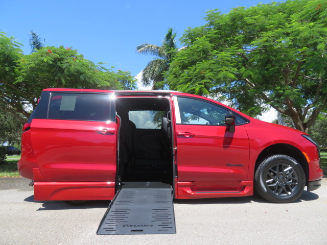 Used 2027 Chrysler Pacifica Select FWD image 4