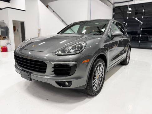 Used 2018 Porsche Cayenne S image 3