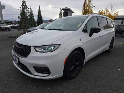 Used 2024 Chrysler Pacifica Select image 8