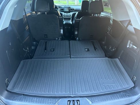 Used 2022 Ford Explorer 2WD XLT image 17