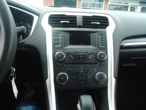 Used 2015 Ford Fusion SE FWD image 2
