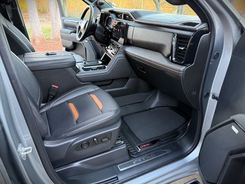 Used 2025 GMC Sierra 2500 AT4 image 32