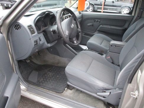 Used 2002 Nissan Frontier XE image 12