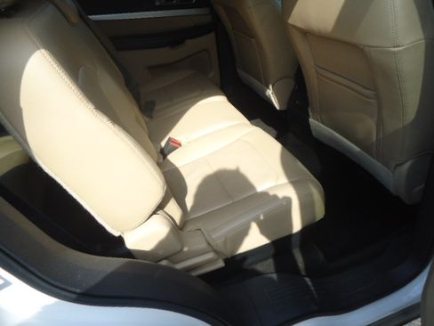 Used 2016 Ford Explorer 4WD XLT image 4