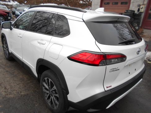 Used 2022 Toyota Corolla Cross XLE image 3