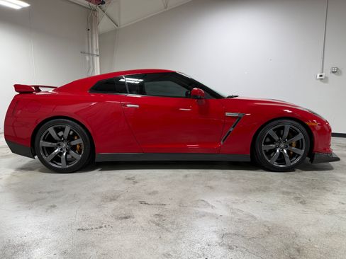 Used 2010 Nissan GT-R Premium AWD/4WD image 3