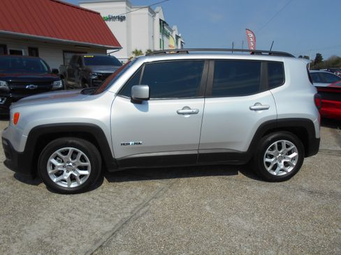 Used 2018 Jeep Renegade Latitude image 4