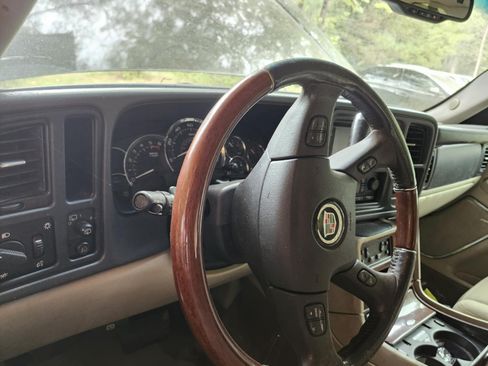 Used 2005 Cadillac Escalade ESV Platinum image 2