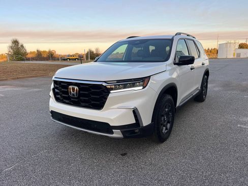Used 2024 Honda Pilot TrailSport image 3