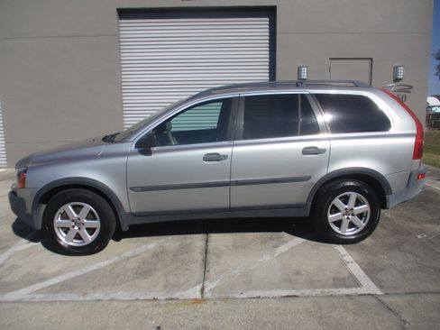 Used 2005 Volvo XC90 2.5T image 1
