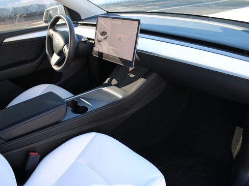 Used 2023 Tesla Model Y Long Range image 2