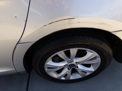 Used 2011 Ford Taurus SEL FWD image 9