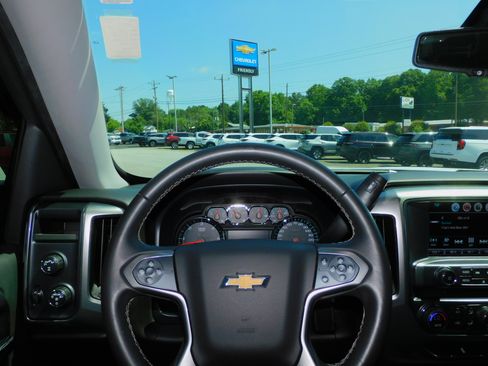 Used 2017 Chevrolet Silverado 1500 4x4 Crew Cab LT image 2