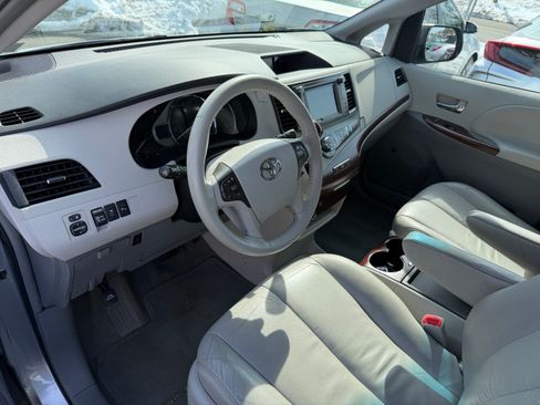 Used 2011 Toyota Sienna XLE image 5