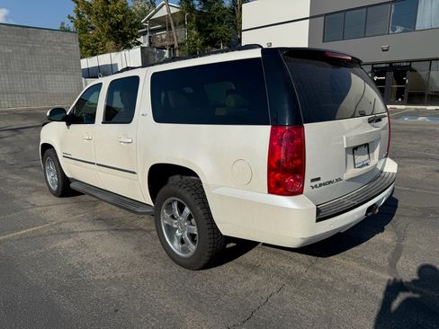 Used 2011 GMC Yukon XL SLT image 3