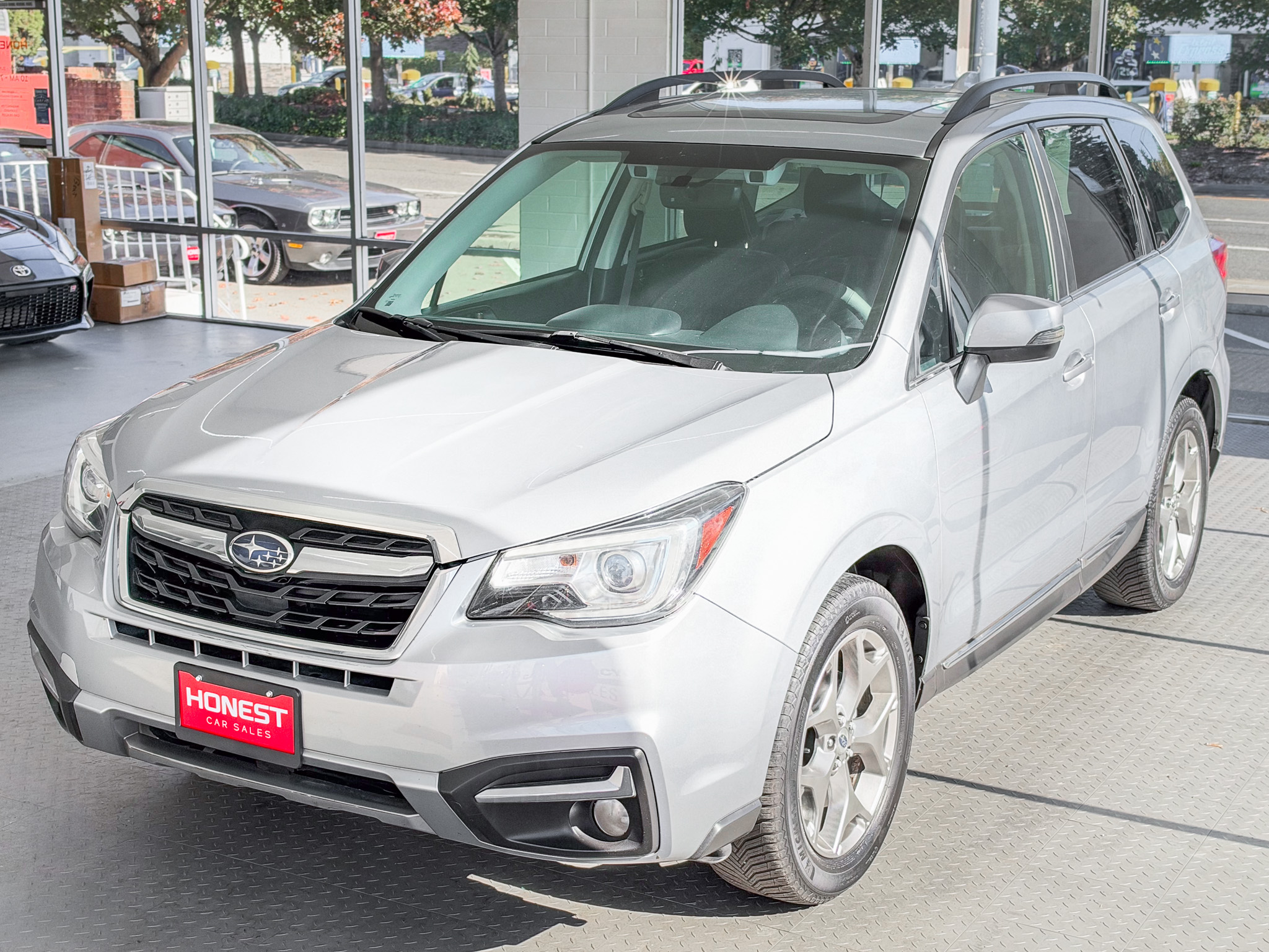 Used 2017 Subaru Forester 2.5i Touring AWD/4WD image 3