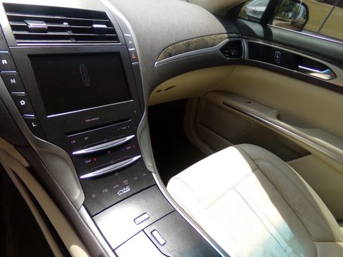 Used 2015 Lincoln MKZ image 10