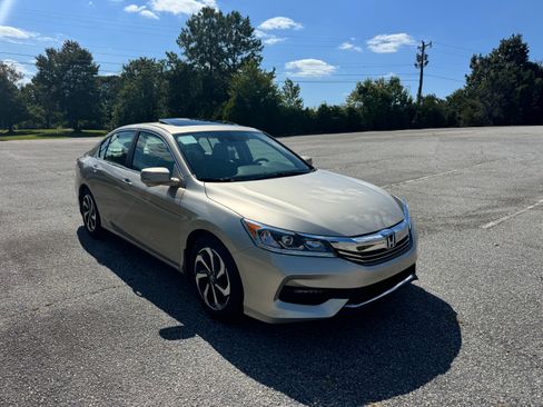 Used 2016 Honda Accord EX image 2