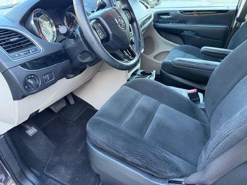 Used 2016 Dodge Grand Caravan image 28