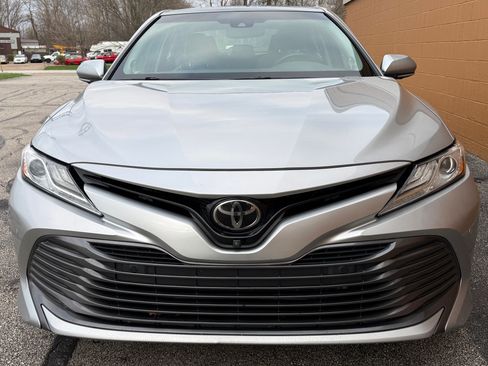 Used 2018 Toyota Camry XLE image 3