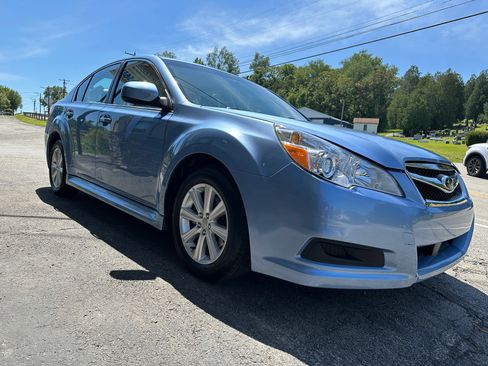 Used 2010 Subaru Legacy 2.5i Premium AWD/4WD image 5