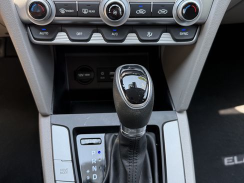 Used 2020 Hyundai Elantra SE Sedan FWD image 13