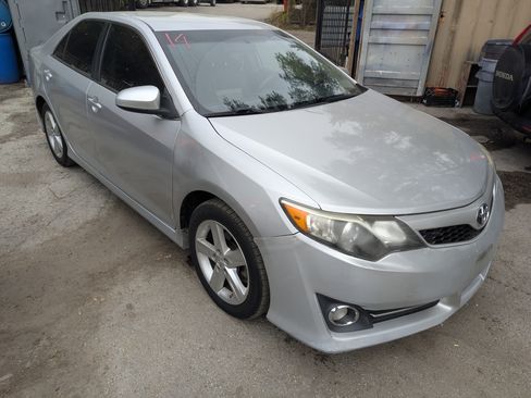 Used 2014 Toyota Camry SE image 1